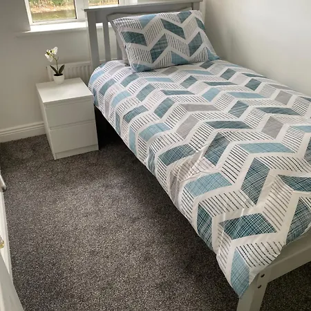 Διαμέρισμα Modern Comfortable Four Bedroom House In Great Location *