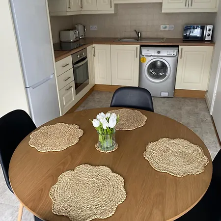 Διαμέρισμα Modern Comfortable Four Bedroom House In Great Location