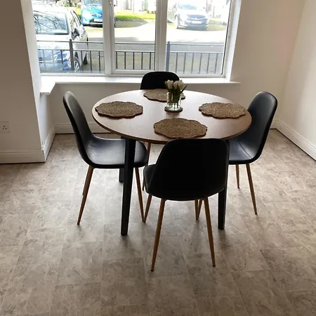 Modern Comfortable Four Bedroom House In Great Location