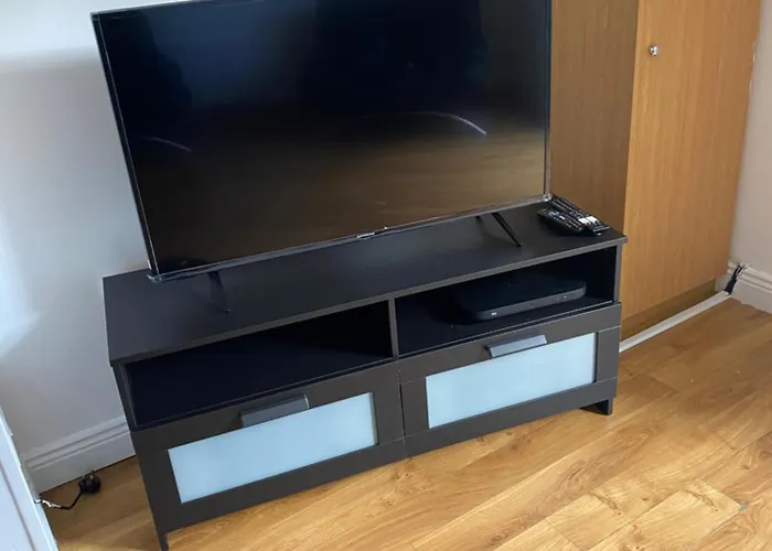 Modern Comfortable Four Bedroom House In Great Location Lägenhet