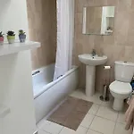Appartement Modern Comfortable Four Bedroom House In Great Location *