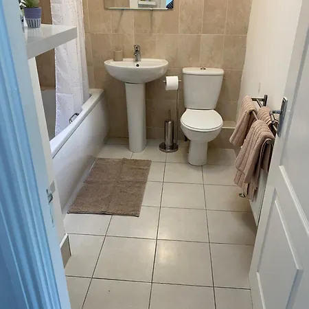 Apartamento Modern Comfortable Four Bedroom House In Great Location