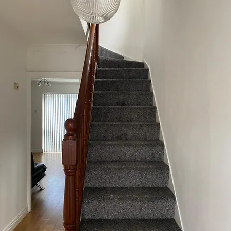 Modern Comfortable Four Bedroom House In Great Location شقة