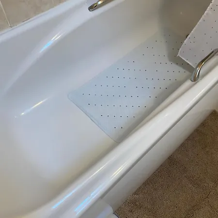 Modern Comfortable Four Bedroom House In Great Location