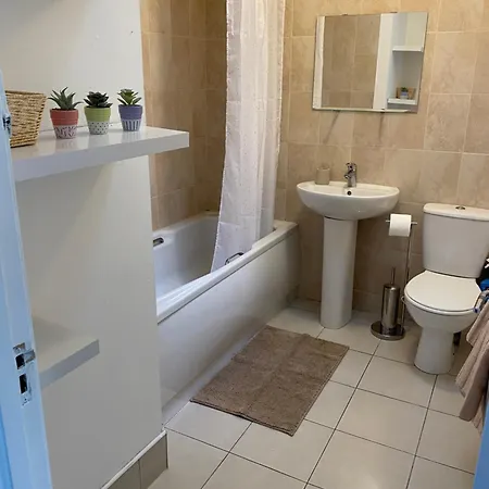 Modern Comfortable Four Bedroom House In Great Location دبلن