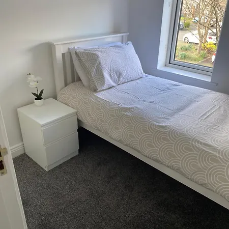 Modern Comfortable Four Bedroom House In Great Location *