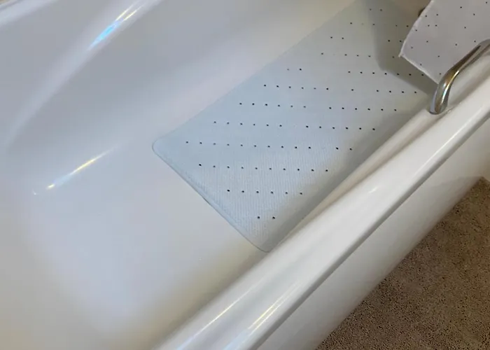 Modern Comfortable Four Bedroom House In Great Location