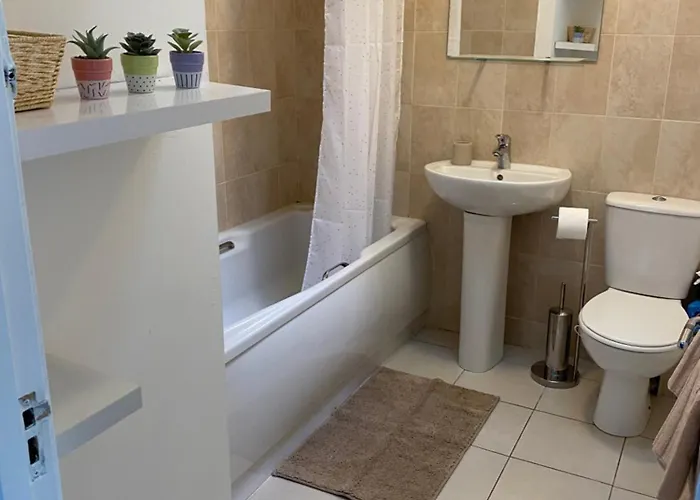 Modern Comfortable Four Bedroom House In Great Location דבלין