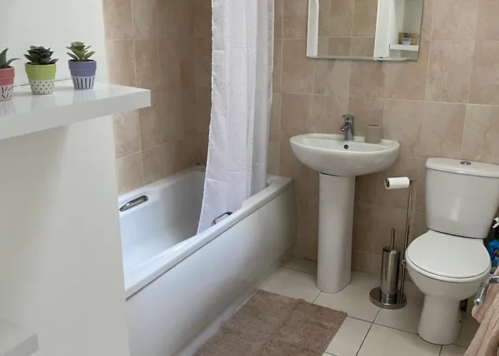 דירה Modern Comfortable Four Bedroom House In Great Location *