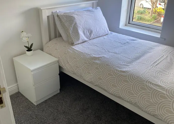 Modern Comfortable Four Bedroom House In Great Location *