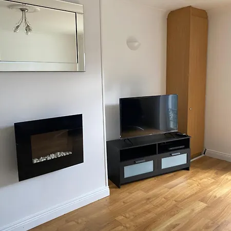 Modern Comfortable Four Bedroom House In Great Location *