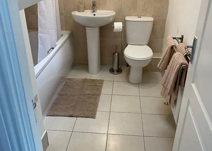 דירה Modern Comfortable Four Bedroom House In Great Location