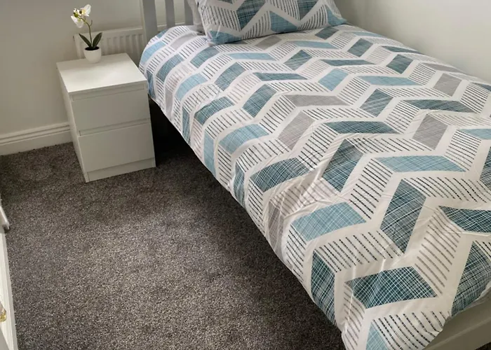 דירה Modern Comfortable Four Bedroom House In Great Location *