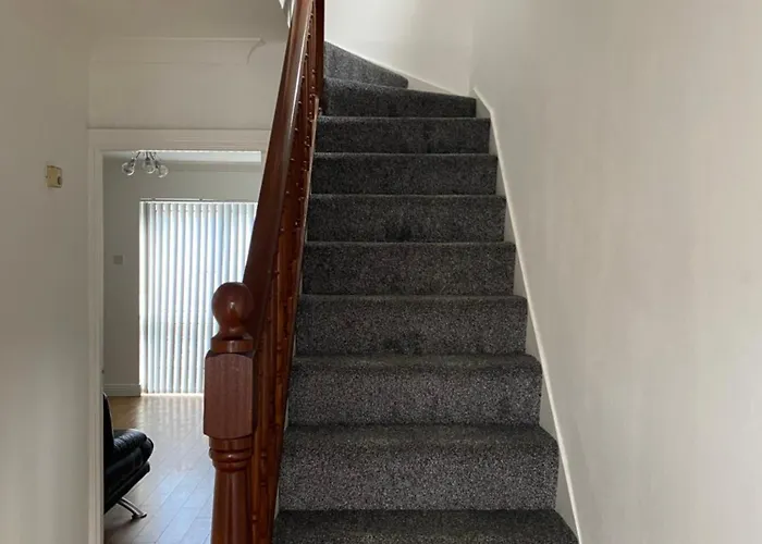 Modern Comfortable Four Bedroom House In Great Location דירה