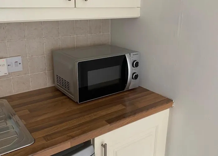 Modern Comfortable Four Bedroom House In Great Location *