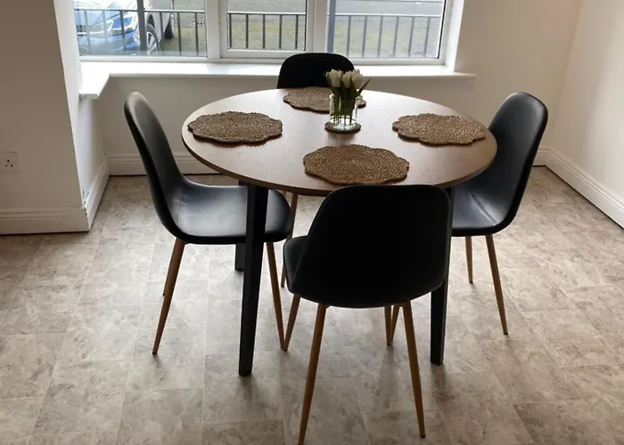 Modern Comfortable Four Bedroom House In Great Location