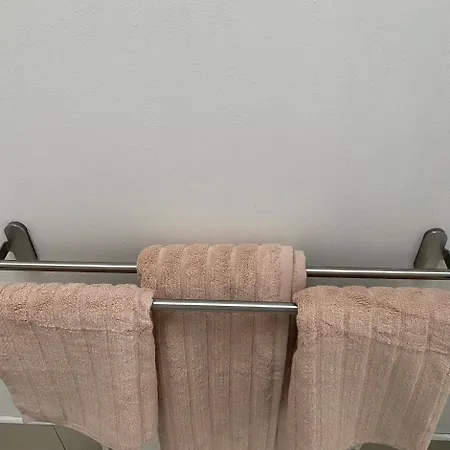 Modern Comfortable Four Bedroom House In Great Location Διαμέρισμα *