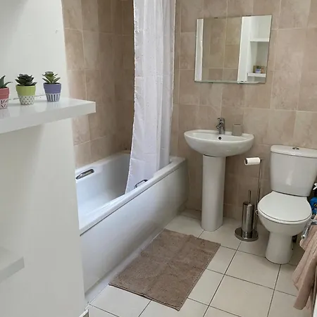 Διαμέρισμα Modern Comfortable Four Bedroom House In Great Location *