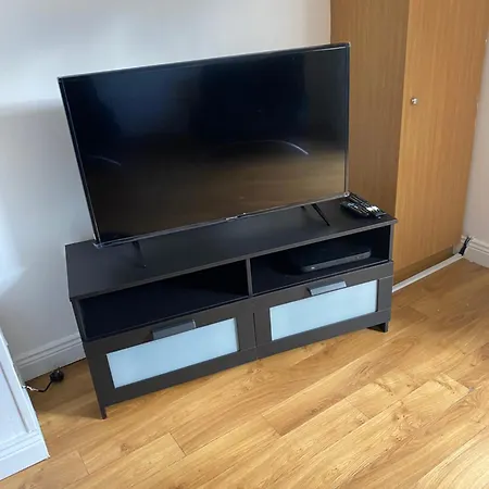 Modern Comfortable Four Bedroom House In Great Location Διαμέρισμα